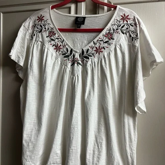 Tulip sleeve top. Plus - Picture 2 of 4